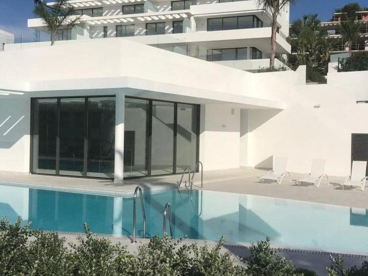 Apartamento de 3 habitaciones en Estepona en venta con piscina garaje - 585.000 € (Ref: 9553525)