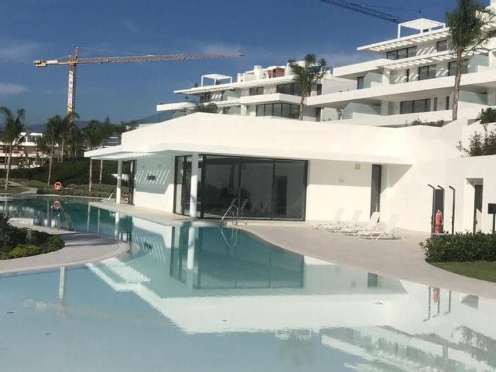Apartamento de 3 habitaciones en Estepona en venta con piscina garaje - 585.000 € (Ref: 9553525)