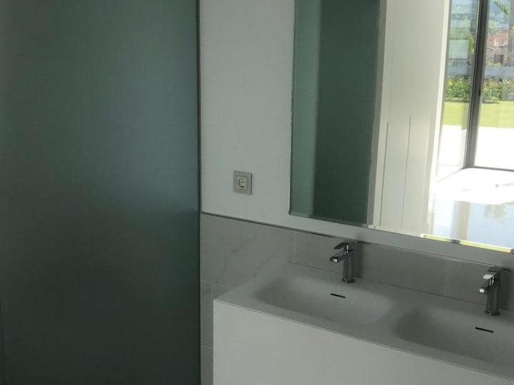 Apartamento de 3 habitaciones en Estepona en venta con piscina garaje - 585.000 € (Ref: 9553525)