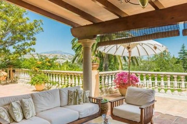 5 bedroom Villa for sale in Benahavis with pool - € 1,795,000 (Ref: 9553528)