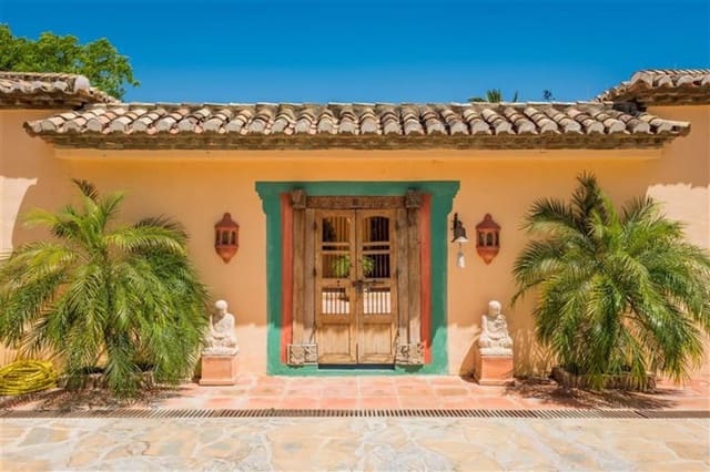 5 bedroom Villa for sale in Benahavís with pool - € 1,795,000 (Ref: 9553528)