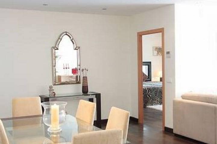 Apartamento de 2 habitaciones en Puerto Banus en venta con piscina - 995.000 € (Ref: 9553559)