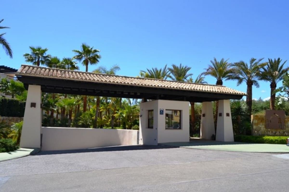 Apartamento de 3 habitaciones en Puerto Banus en venta con piscina garaje - 525.000 € (Ref: 9553567)