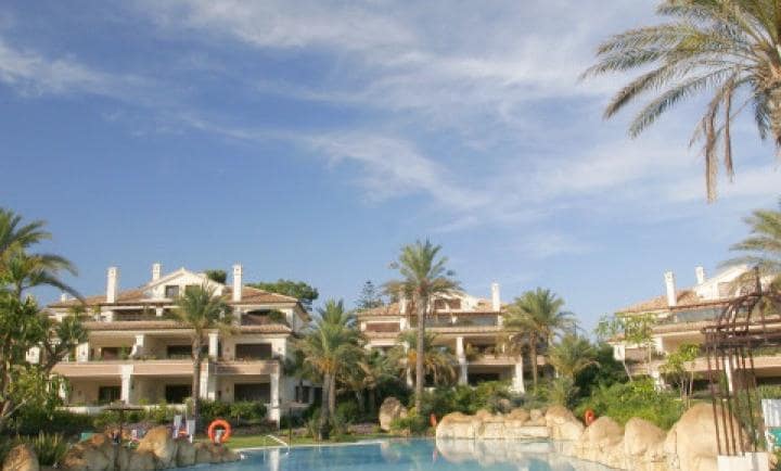 Apartamento de 3 habitaciones en Marbella en venta con piscina garaje - 1.950.000 € (Ref: 9553578)