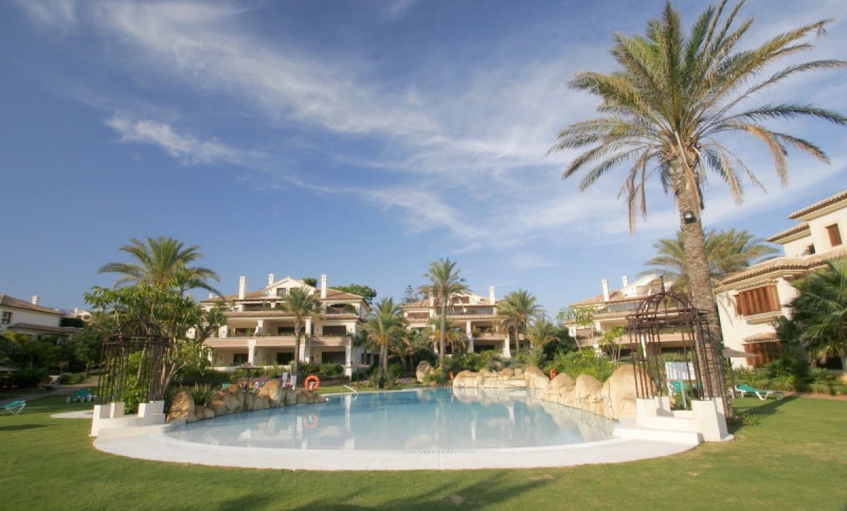 Apartamento de 3 habitaciones en Marbella en venta con piscina garaje - 1.950.000 € (Ref: 9553578)