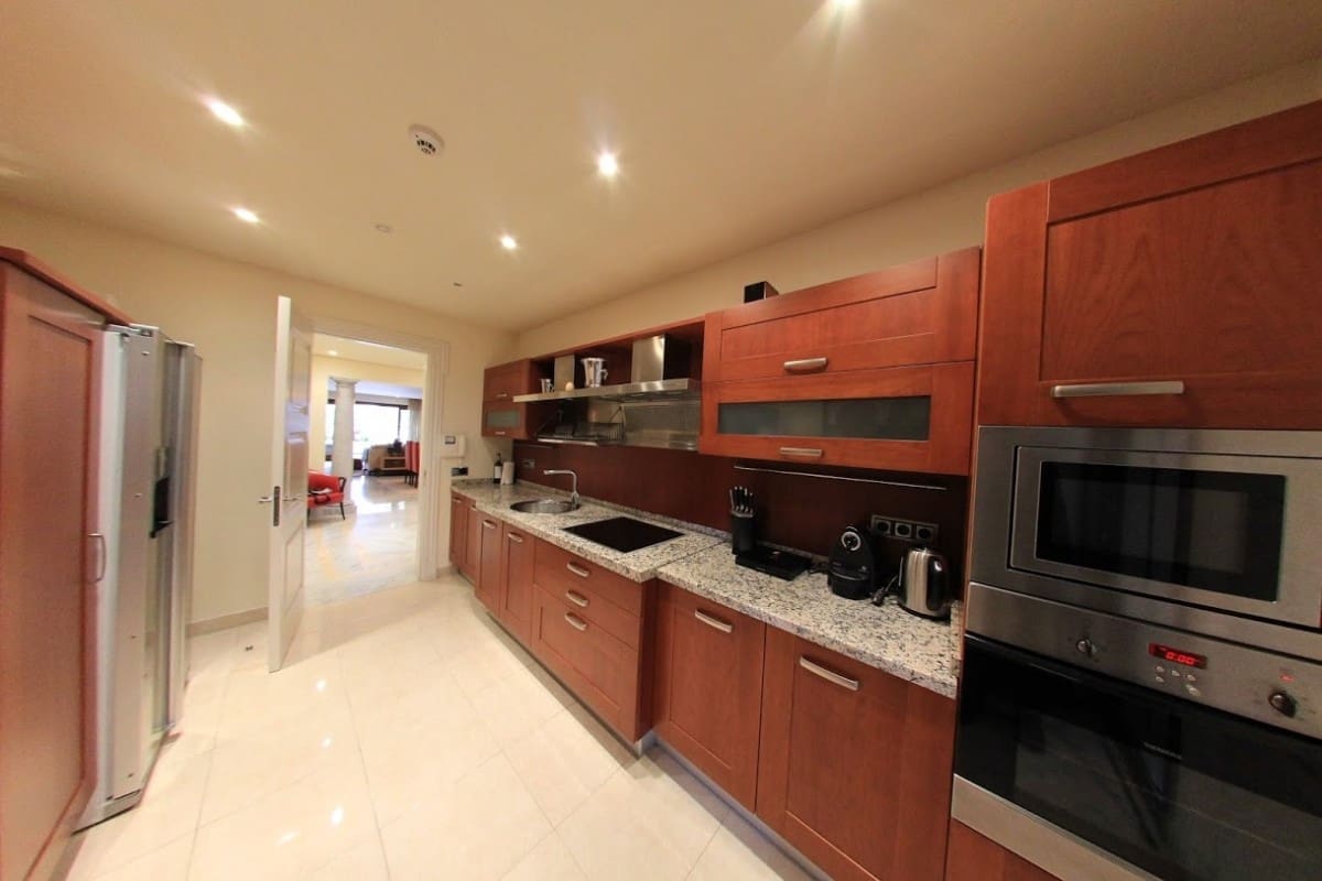 Apartamento de 3 habitaciones en Marbella en venta con piscina garaje - 1.950.000 € (Ref: 9553578)