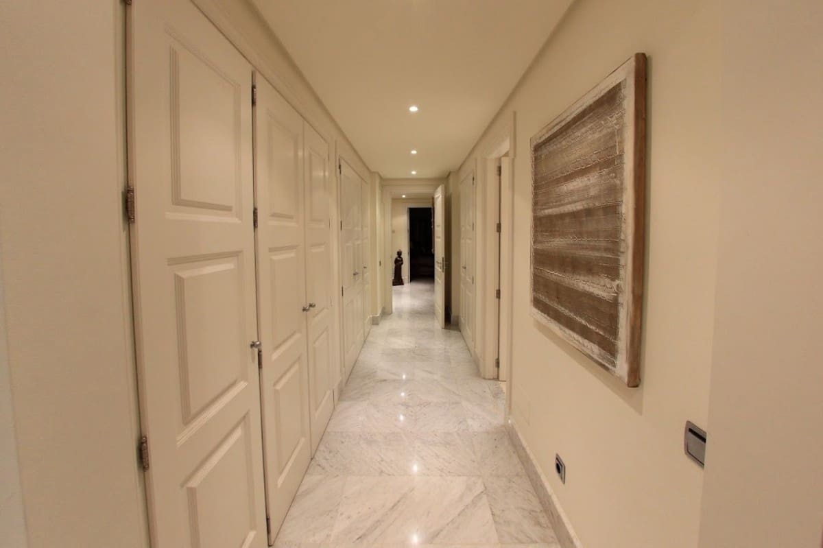 Apartamento de 3 habitaciones en Marbella en venta con piscina garaje - 1.950.000 € (Ref: 9553578)