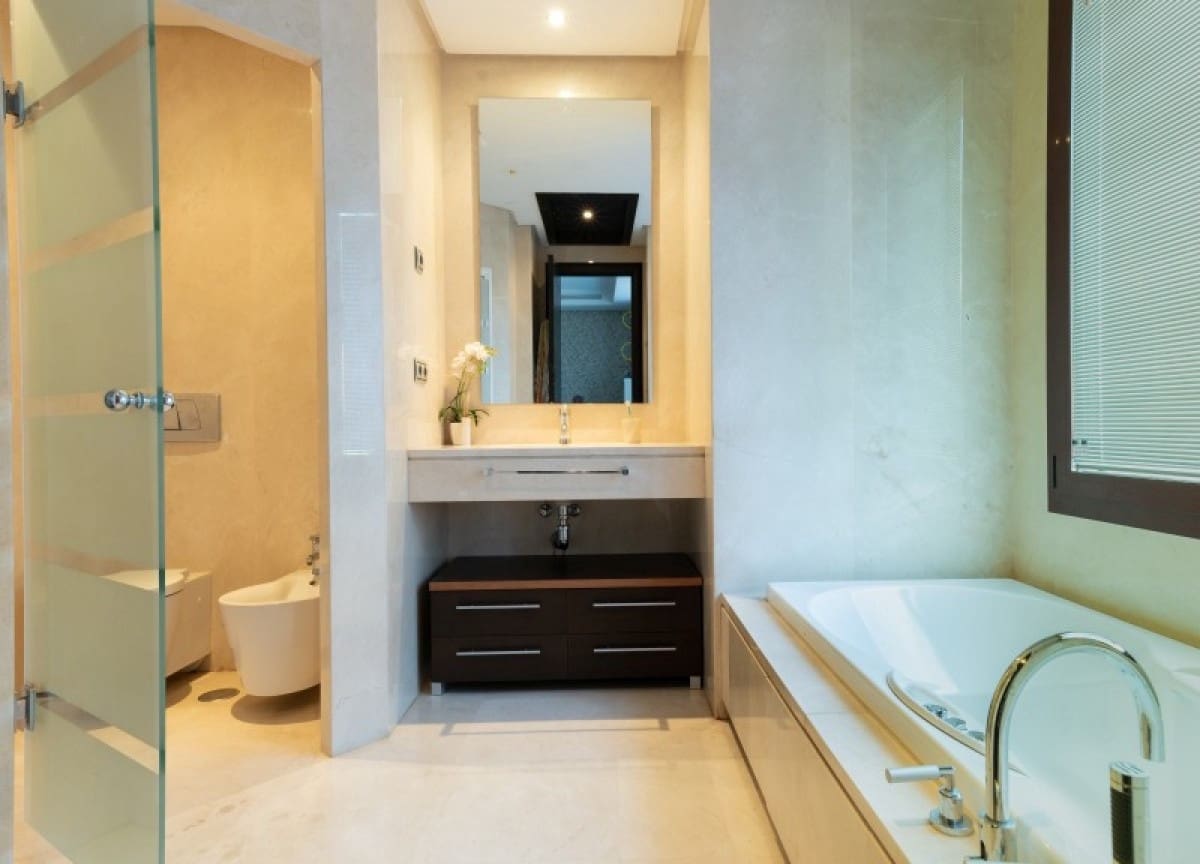 Apartamento de 3 habitaciones en Puerto Banus en venta con piscina garaje - 1.400.000 € (Ref: 9553579)