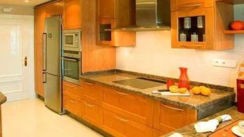 Apartamento de 3 habitaciones en Puerto Banus en venta con piscina - 900.000 € (Ref: 9553596)