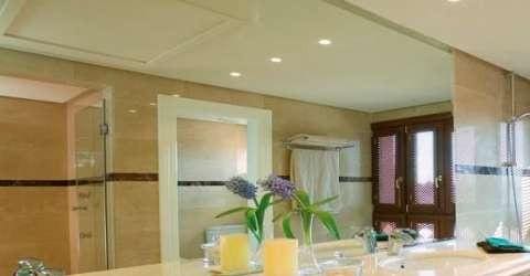 Apartamento de 3 habitaciones en Puerto Banus en venta con piscina - 900.000 € (Ref: 9553596)