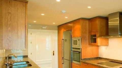 Apartamento de 3 habitaciones en Puerto Banus en venta con piscina - 900.000 € (Ref: 9553596)