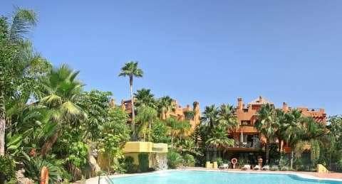 Apartamento de 3 habitaciones en Puerto Banus en venta con piscina - 900.000 € (Ref: 9553596)