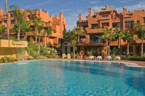 Apartamento de 3 habitaciones en Puerto Banus en venta con piscina - 900.000 € (Ref: 9553596)