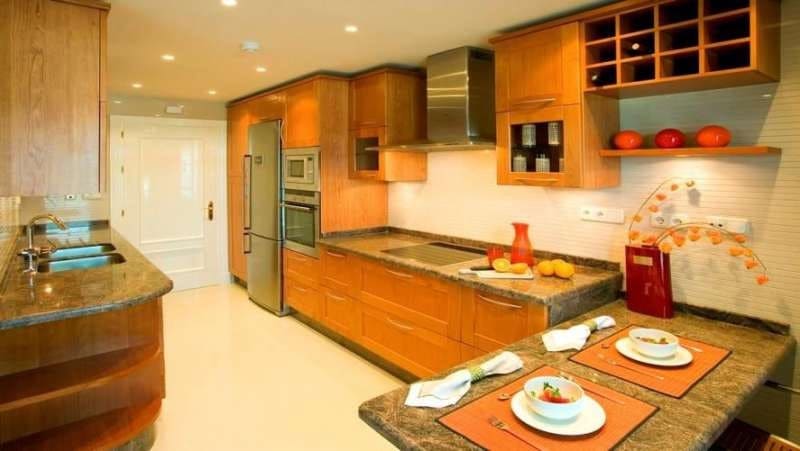 Apartamento de 3 habitaciones en Puerto Banus en venta con piscina - 900.000 € (Ref: 9553596)