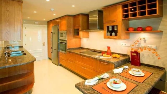 Apartamento de 3 habitaciones en Puerto Banus, Marbella en venta con piscina - 900.000 € (Ref: 9553596)