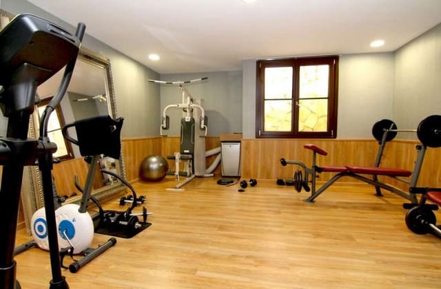 6 bedroom Villa for sale in Benahavís with pool garage - € 3,195,000 (Ref: 9553612)