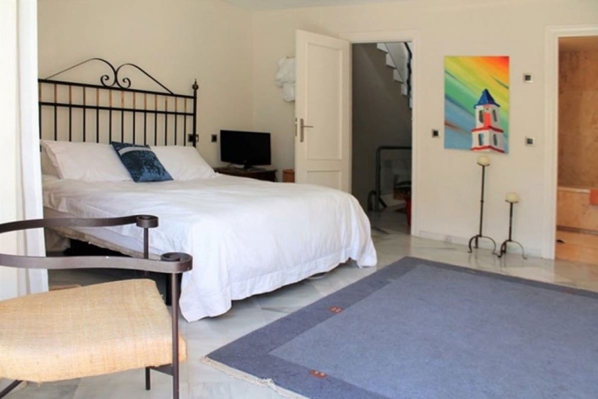 3 soveværelse Byhus til salg i Nueva Andalucia med swimmingpool - € 425.000 (Ref: 9553621)