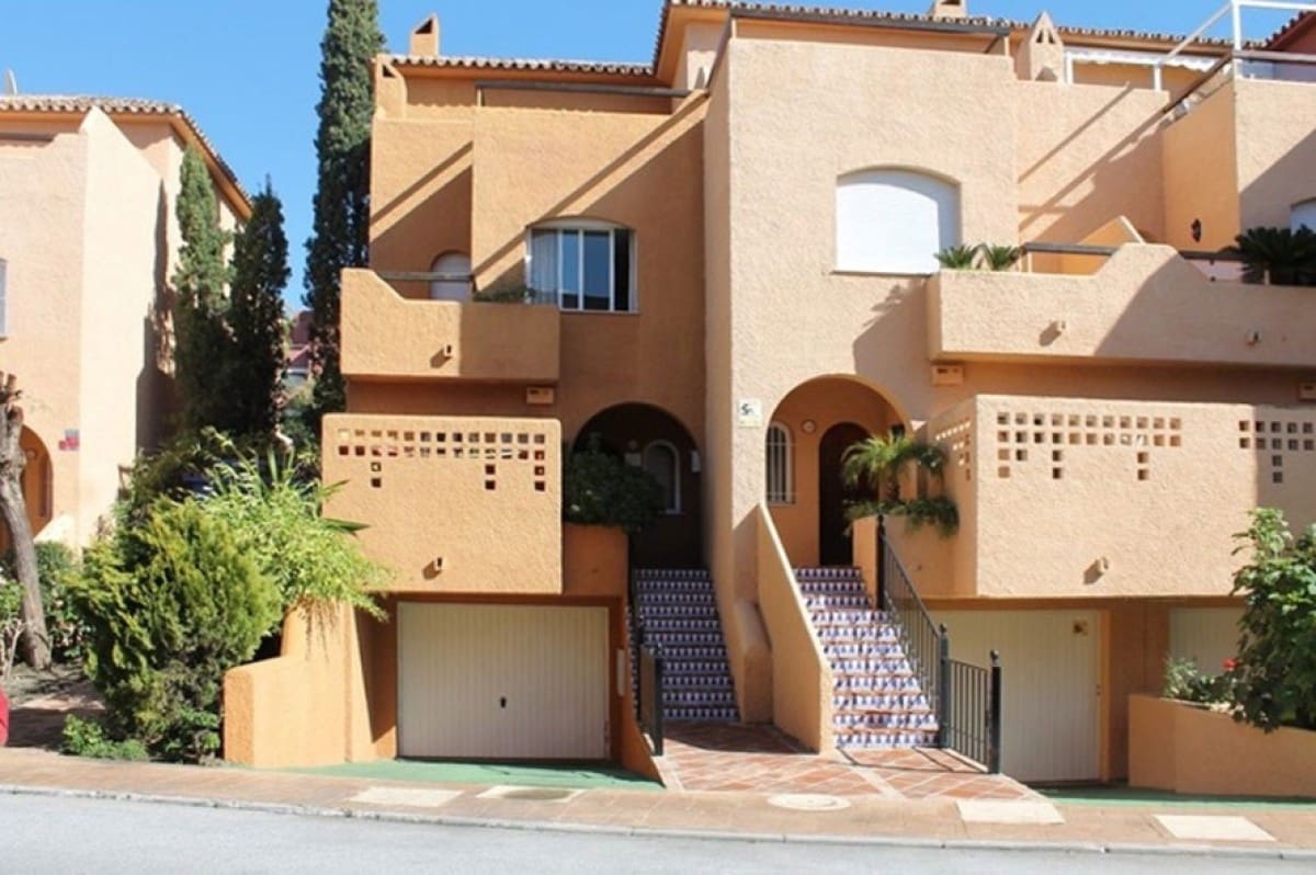 3 soveværelse Byhus til salg i Nueva Andalucia med swimmingpool - € 425.000 (Ref: 9553621)