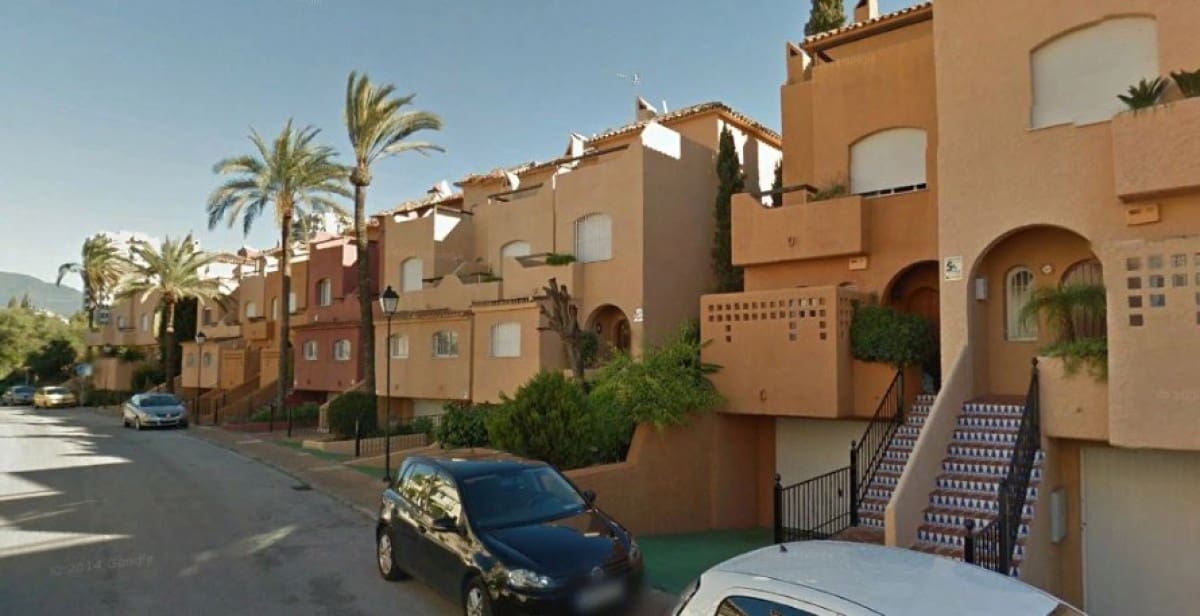 3 soveværelse Byhus til salg i Nueva Andalucia med swimmingpool - € 425.000 (Ref: 9553621)