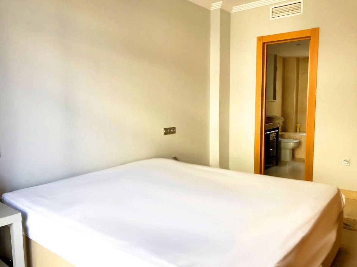 Apartamento de 2 habitaciones en Benahavís en venta con piscina garaje - 340.000 € (Ref: 9553625)