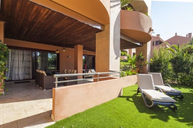 Apartamento de 2 habitaciones en Puerto Banus, Marbella en venta con piscina garaje - 1.250.000 € (Ref: 9553636)