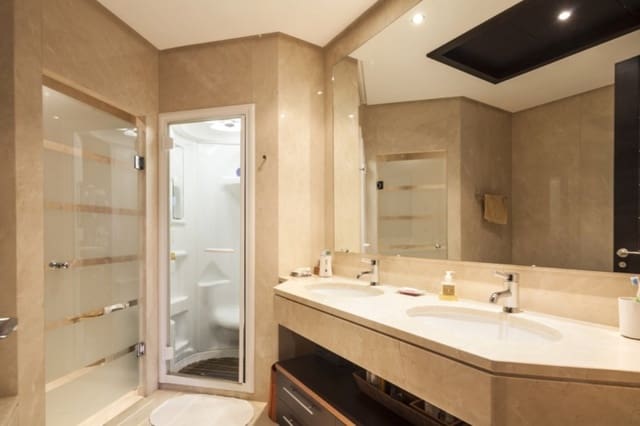 Apartamento de 2 habitaciones en Puerto Banus, Marbella en venta con piscina garaje - 1.250.000 € (Ref: 9553636)