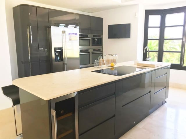 5 bedroom Villa for sale in Marbella with pool garage - € 2,350,000 (Ref: 9553641)