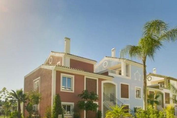 Apartamento de 2 habitaciones en Estepona en venta con piscina - 325.000 € (Ref: 9553645)