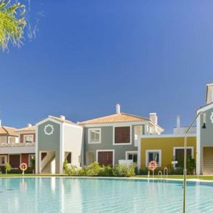 Apartamento de 2 habitaciones en Estepona en venta con piscina - 325.000 € (Ref: 9553645)