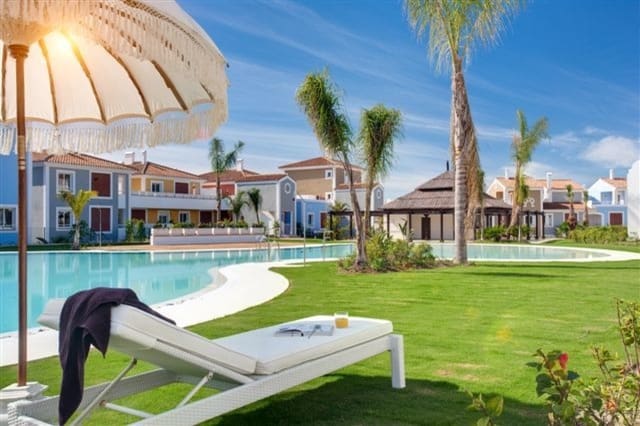 Apartamento de 2 habitaciones en Estepona en venta con piscina - 325.000 € (Ref: 9553645)