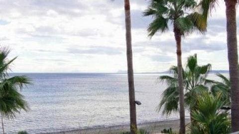 Ático de 3 habitaciones en Estepona en venta con piscina - 1.445.000 € (Ref: 9553667)