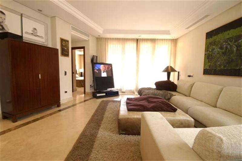 3 soveværelse Penthouse til salg i Estepona med swimmingpool - € 875.000 (Ref: 9553673)