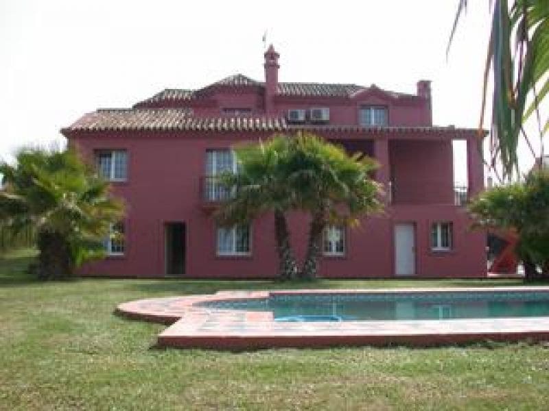 4 bedroom Villa for sale in Marbella with pool - € 1,200,000 (Ref: 9553678)