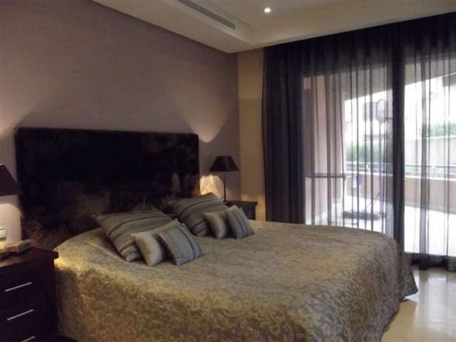 3 quarto Apartamento para venda em Puerto Banus, Marbella com piscina - 1 595 000 € (Ref: 9553682)