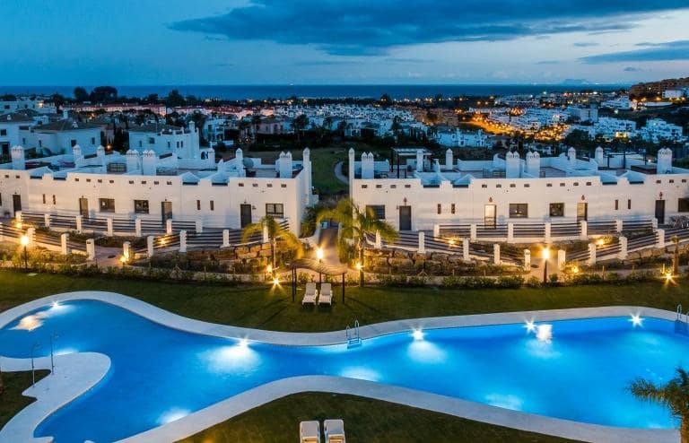2 soveværelse Penthouse til salg i Estepona med swimmingpool garage - € 282.000 (Ref: 9553690)