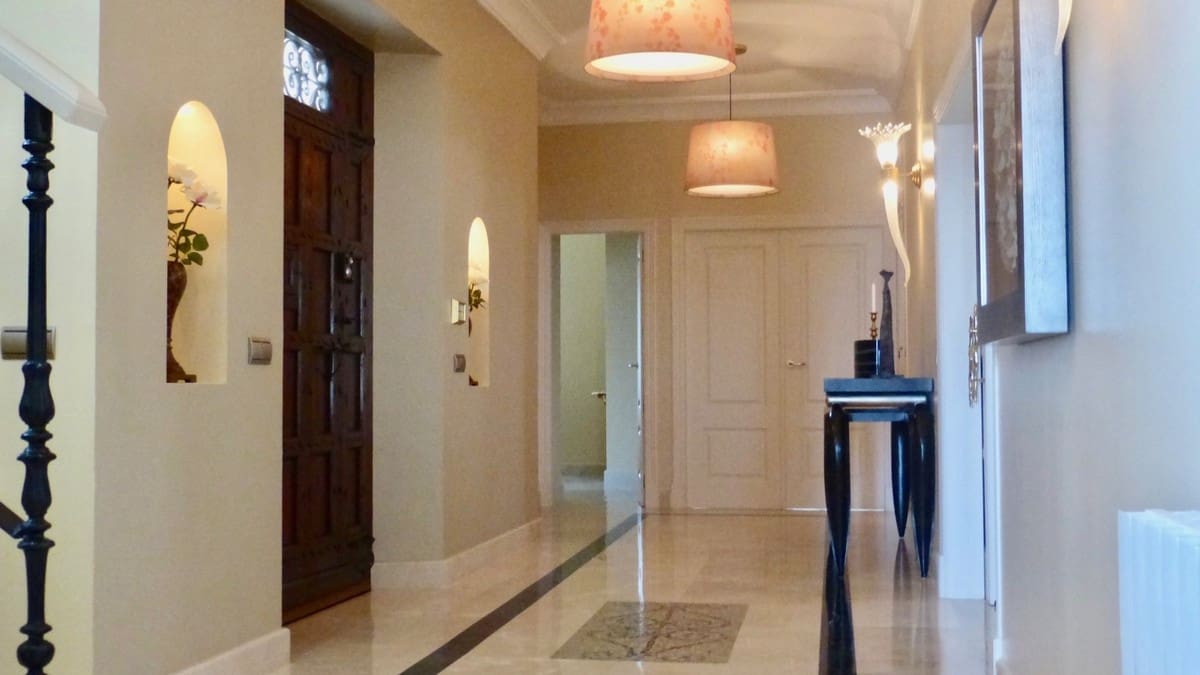 6 bedroom Villa for sale in Benahavis with pool garage - € 3,450,000 (Ref: 9553711)