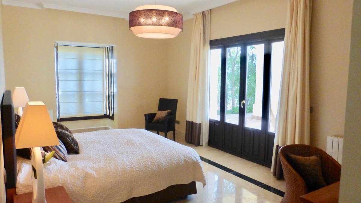 6 bedroom Villa for sale in Benahavis with pool garage - € 3,450,000 (Ref: 9553711)