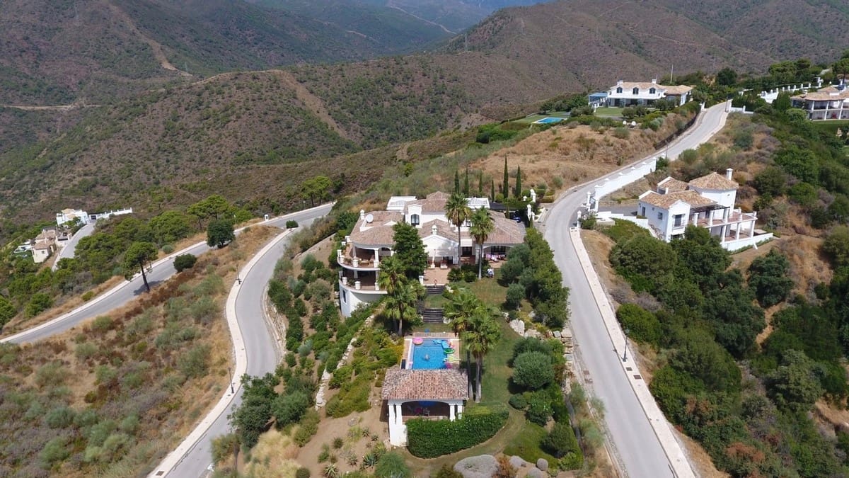 6 bedroom Villa for sale in Benahavis with pool garage - € 3,450,000 (Ref: 9553711)