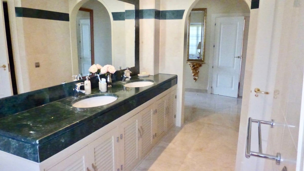 6 bedroom Villa for sale in Benahavis with pool garage - € 3,450,000 (Ref: 9553711)