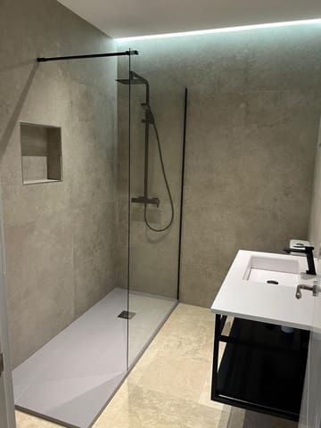 Apartamento de 2 habitaciones en Puerto Banus, Marbella en venta con piscina - 475.000 € (Ref: 9553712)