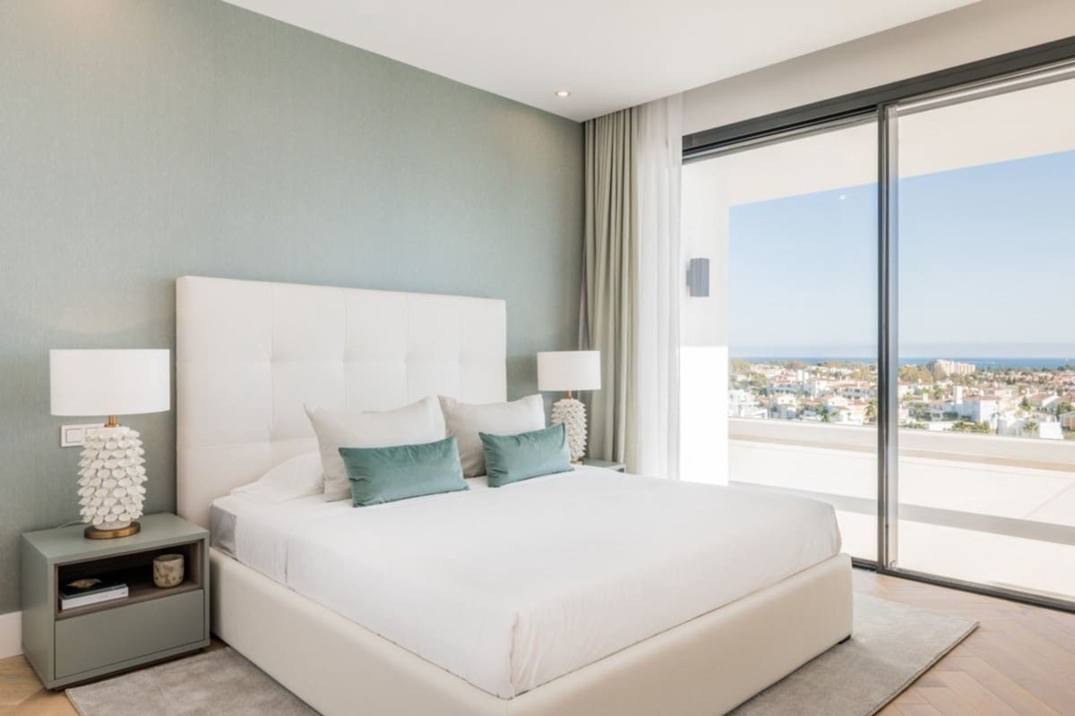 4 slaapkamer Villa te koop in El Paraiso met zwembad garage - € 3.650.000 (Ref: 9553765)