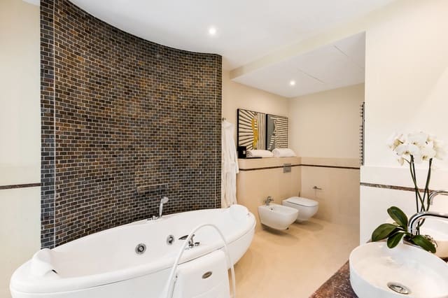 3 soveværelse Villa til salg i Marbella med swimmingpool garage - € 3.100.000 (Ref: 9553804)