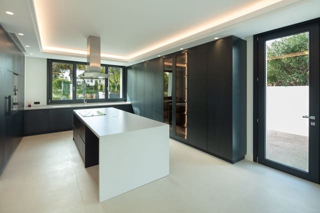 Chalet de 5 habitaciones en Marbella en venta con piscina garaje - 3.900.000 € (Ref: 9553807)