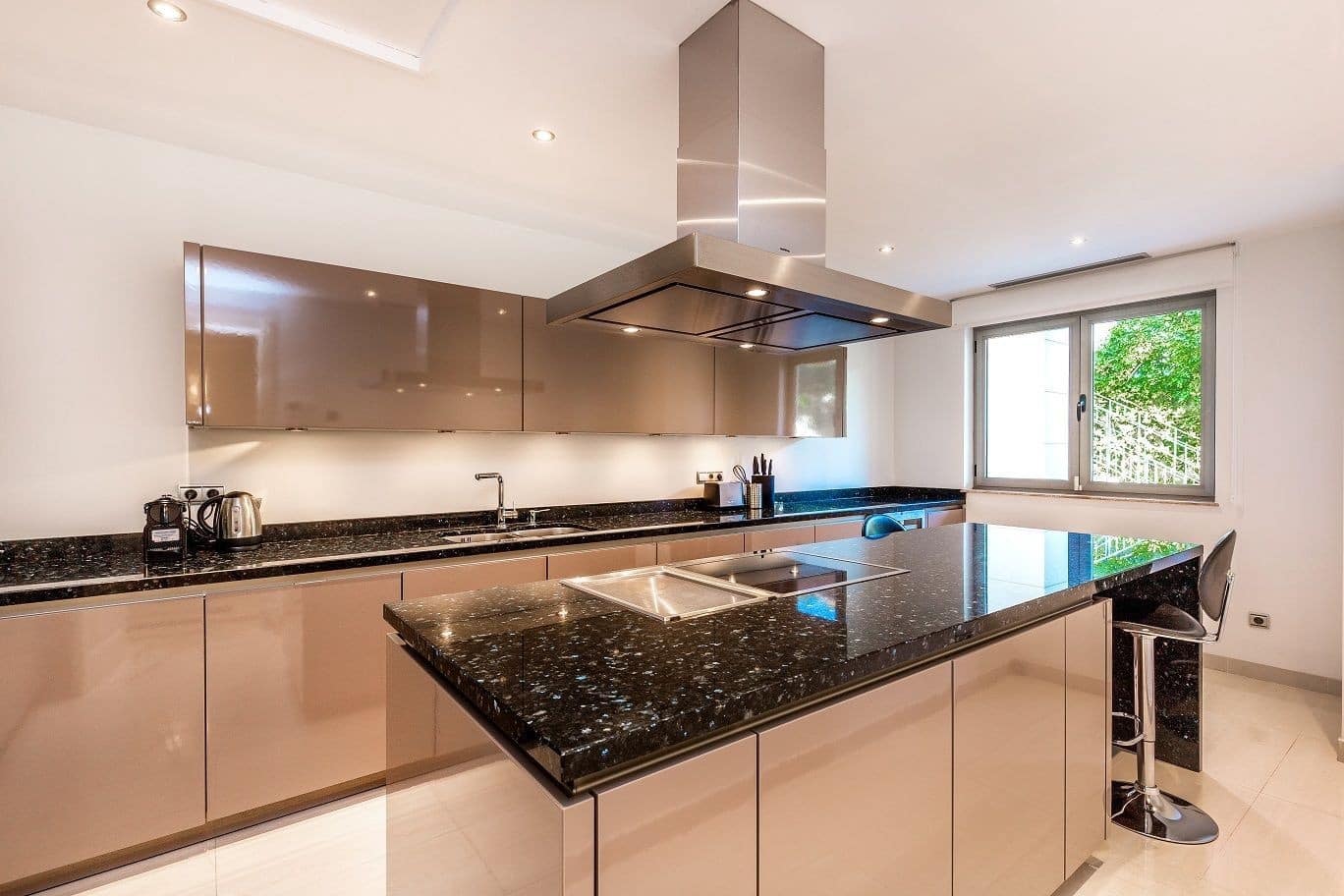 5 bedroom Villa for sale in Marbella with pool - € 1,995,000 (Ref: 9553830)