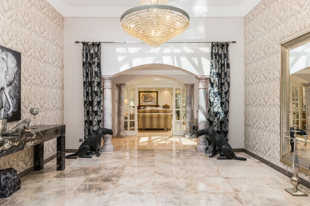 5 slaapkamer Villa te koop in El Paraiso met zwembad garage - € 3.495.000 (Ref: 9553856)