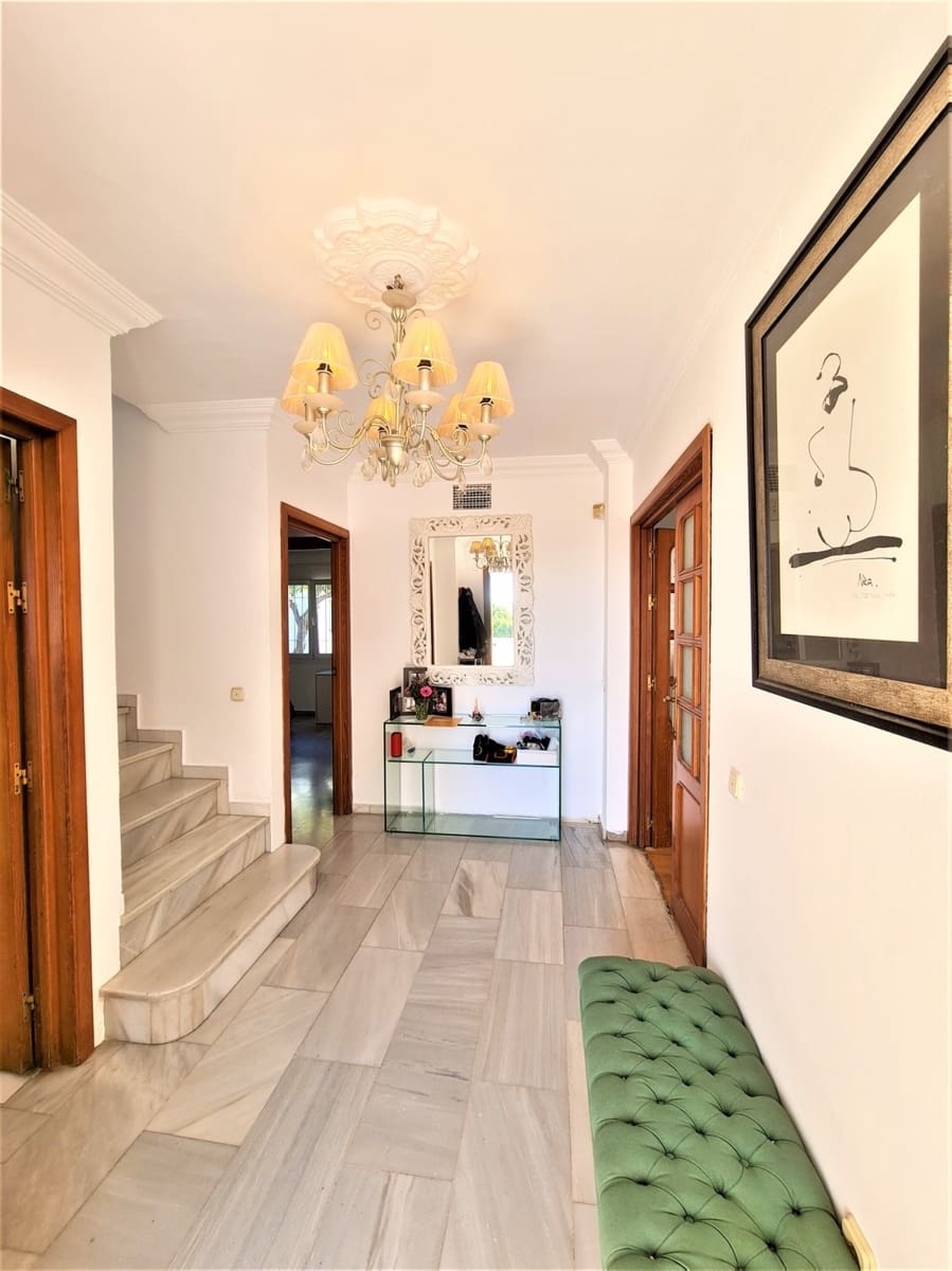 4 Zimmer Villa zu verkaufen in Nueva Andalucia mit Pool - 1.279.000 € (Ref: 9553912)