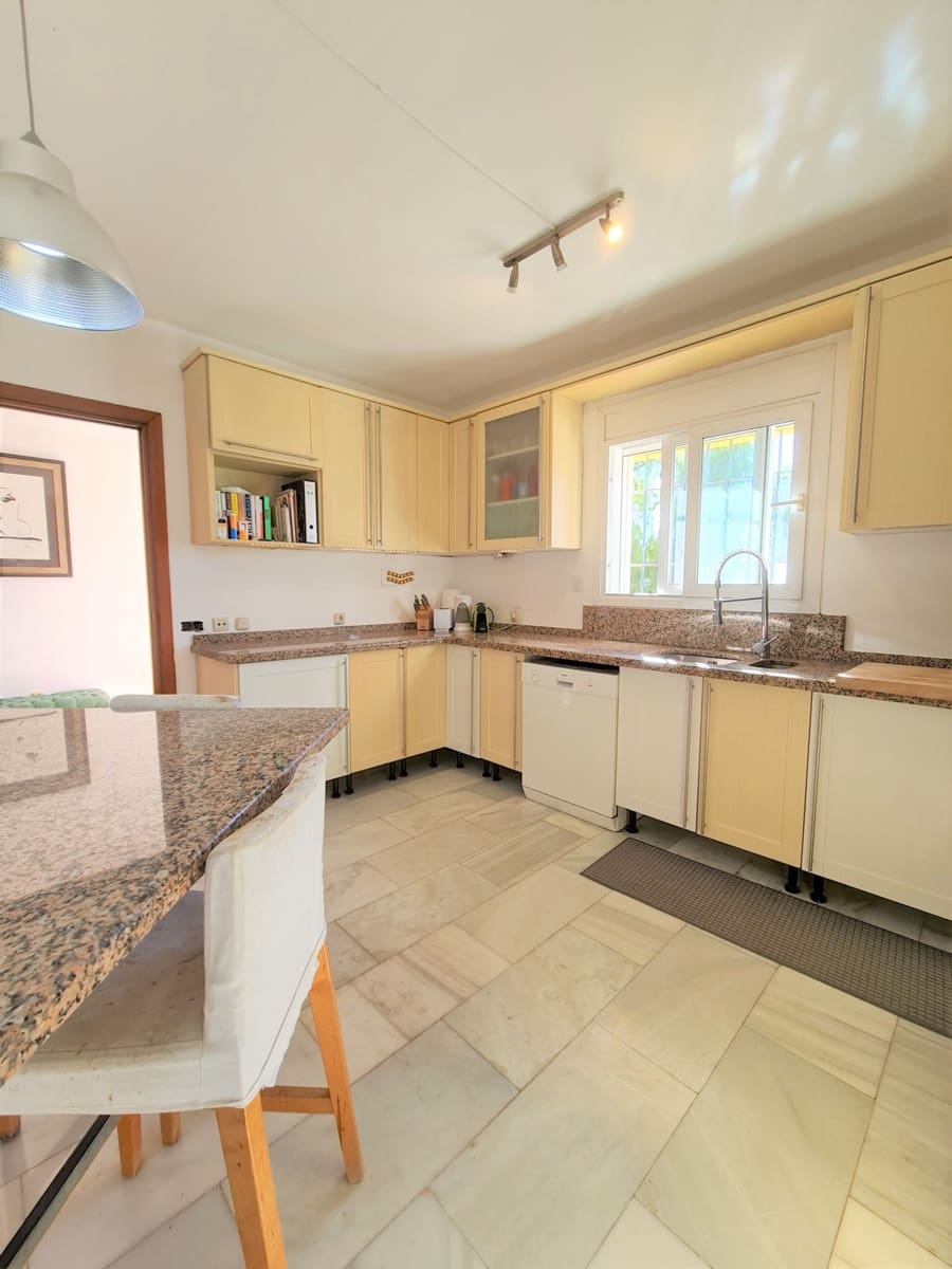 4 Zimmer Villa zu verkaufen in Nueva Andalucia mit Pool - 1.279.000 € (Ref: 9553912)