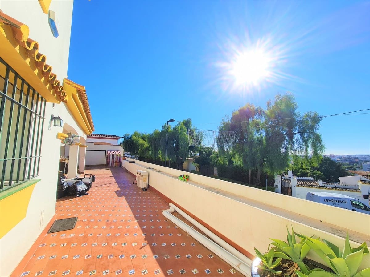 4 Zimmer Villa zu verkaufen in Nueva Andalucia mit Pool - 1.279.000 € (Ref: 9553912)
