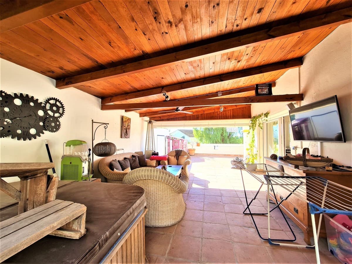4 Zimmer Villa zu verkaufen in Nueva Andalucia mit Pool - 1.279.000 € (Ref: 9553912)