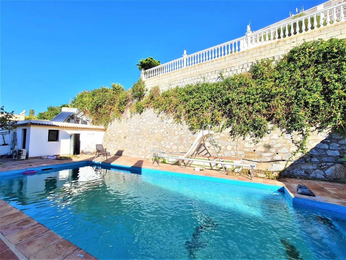 4 Zimmer Villa zu verkaufen in Nueva Andalucia mit Pool - 1.279.000 € (Ref: 9553912)